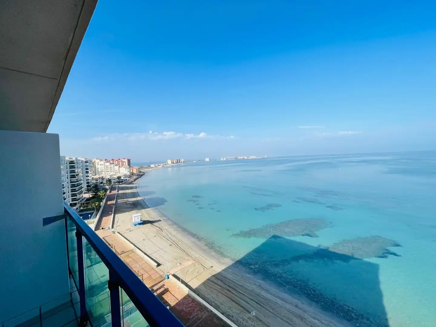 Vista exterior de Apartamento de alquiler en La Manga del Mar Menor con Aire acondicionado, Calefacción y Piscina