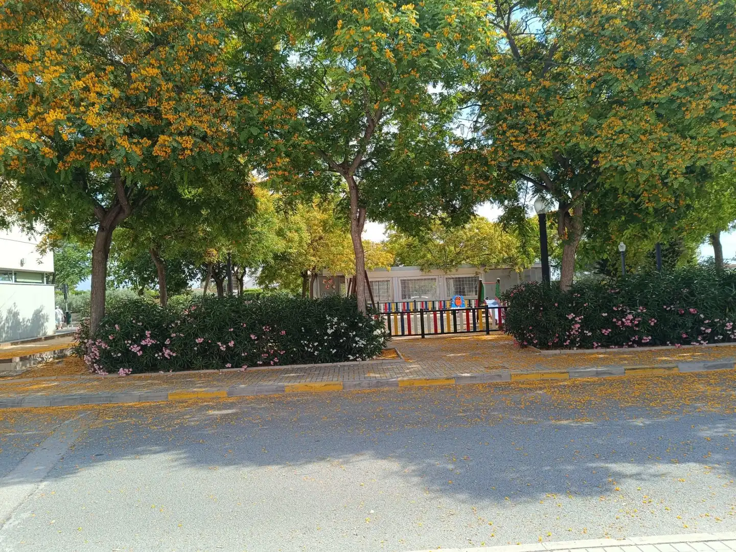 Außenansicht von Einfamilien-Reihenhaus zum Verkauf in Elche / Elx mit Privatgarten, Terrasse und Gemeinschaftspool
