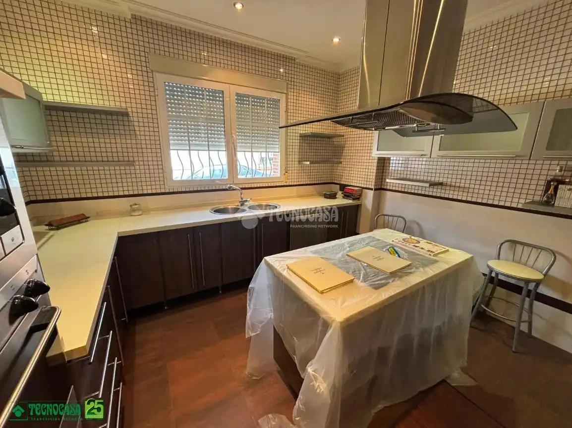 Cuina de Casa adosada en venda en Calzada de Calatrava amb Aire condicionat, Calefacció i Terrassa