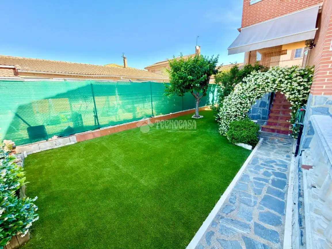 Jardí de Casa adosada en venda en Cabanillas del Campo amb Aire condicionat, Calefacció i Jardí privat