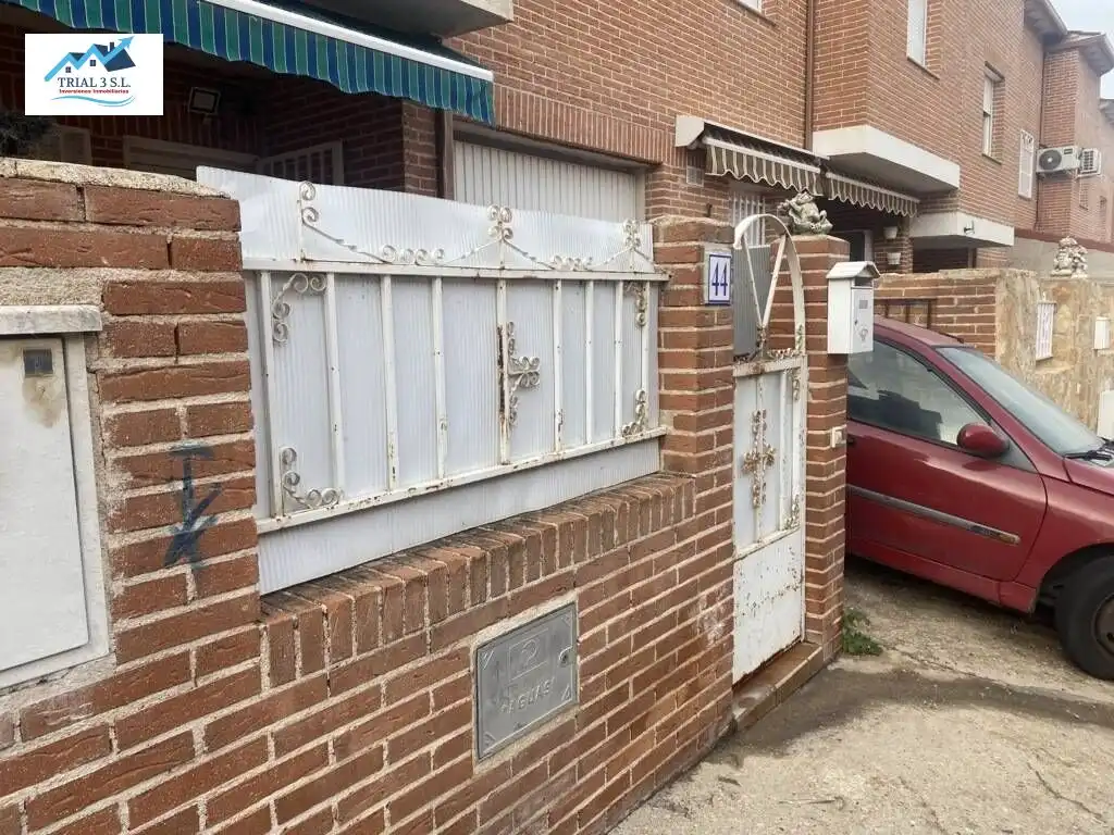 House with garden for sale in Calle de Sevilla