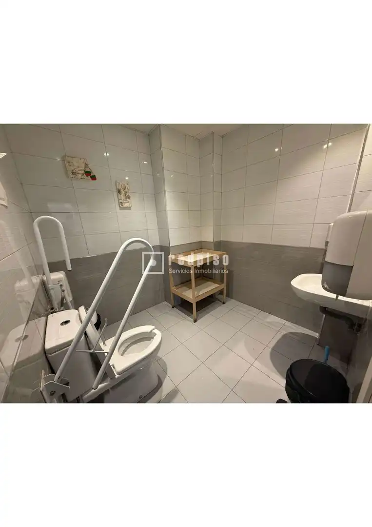 Baño de Local de alquiler en Torrejón de Ardoz con Parquet