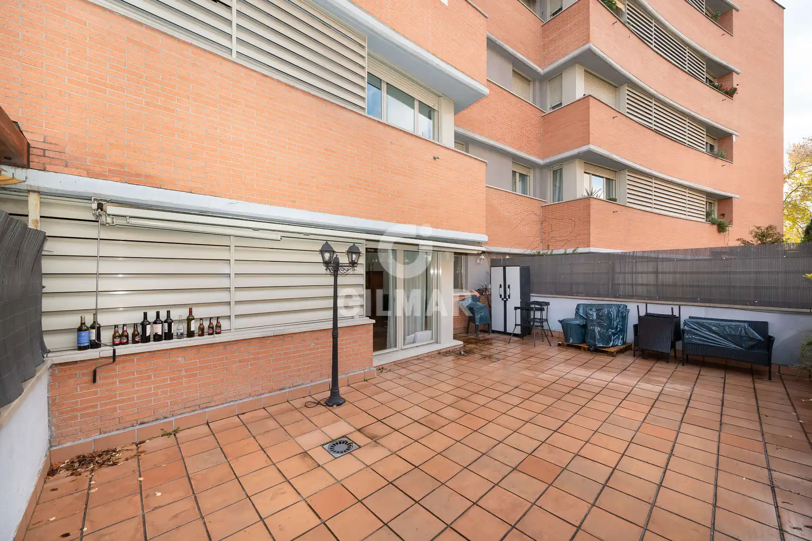 Vista exterior de Planta baja en venta en Madrid con Calefacción, Jardín privado y Piscina