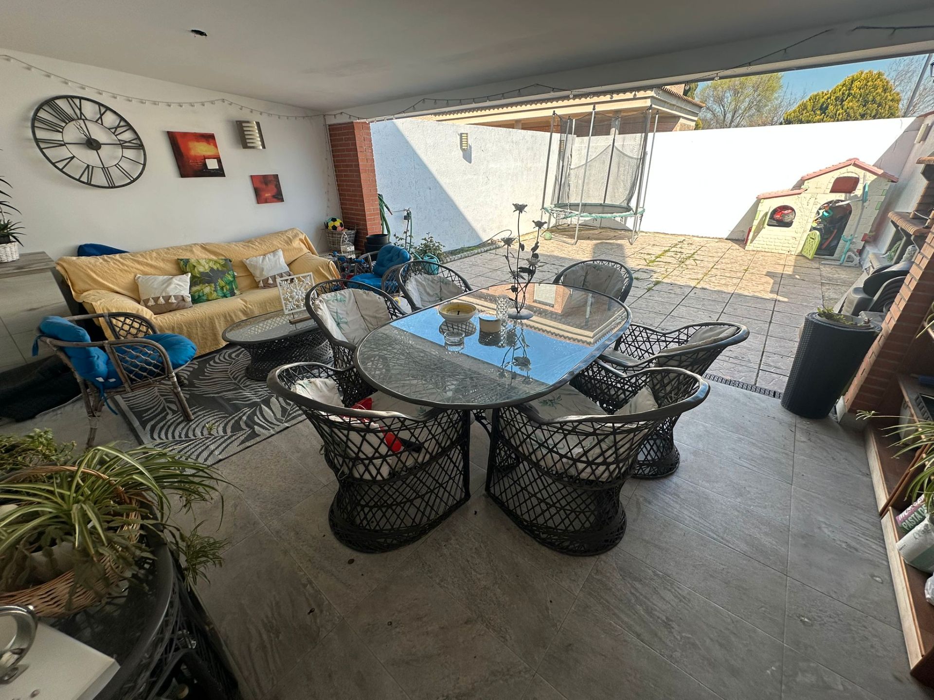 Terrasse von Einfamilien-Reihenhaus zum Verkauf in Parla mit Klimaanlage, Heizung und Privatgarten