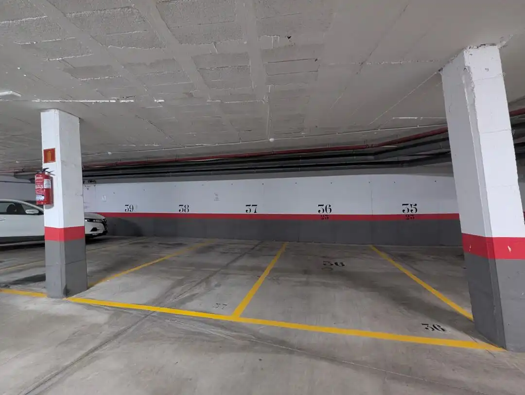 Parkplatz von Einfamilien-Reihenhaus zur Miete in La Alcaidesa mit Klimaanlage, Heizung und Privatgarten