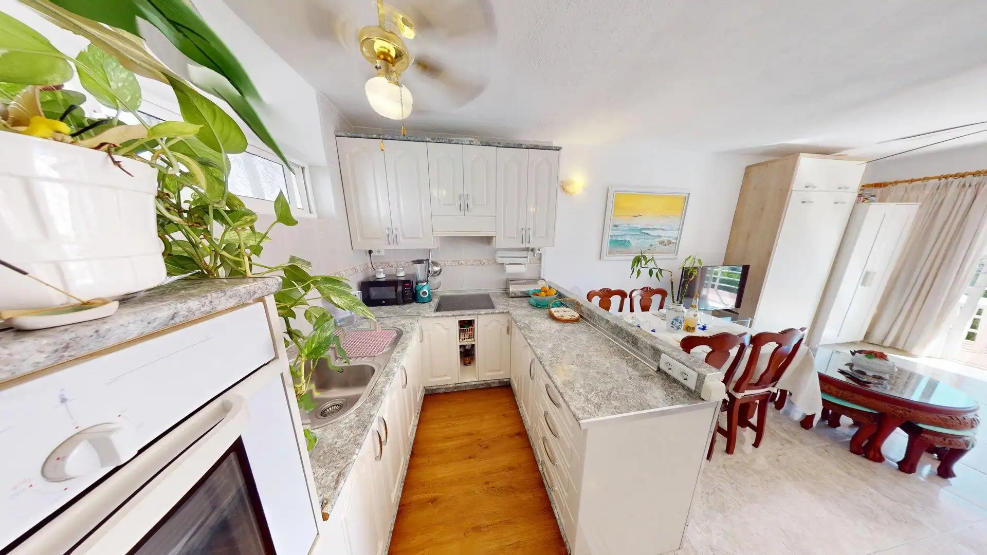 Küche von Wohnung zum Verkauf in Benalmádena mit Klimaanlage, Privatgarten und Terrasse