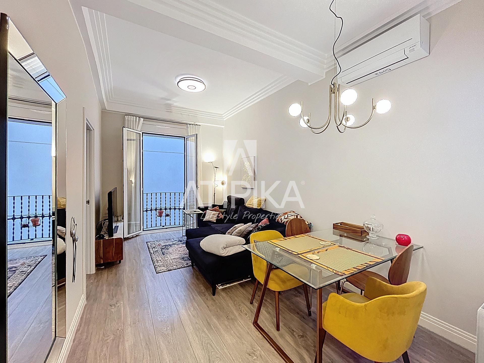 Living room of Flat for sale in  Barcelona Capital  with Air Conditioner, Heating and Parquet flooring