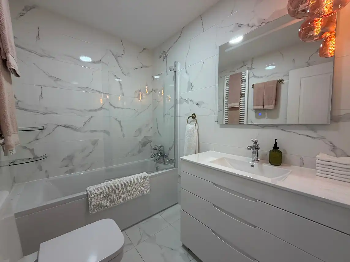 Badezimmer von Haus oder Chalet zum Verkauf in Santa Pola mit Klimaanlage, Privatgarten und Möbliert