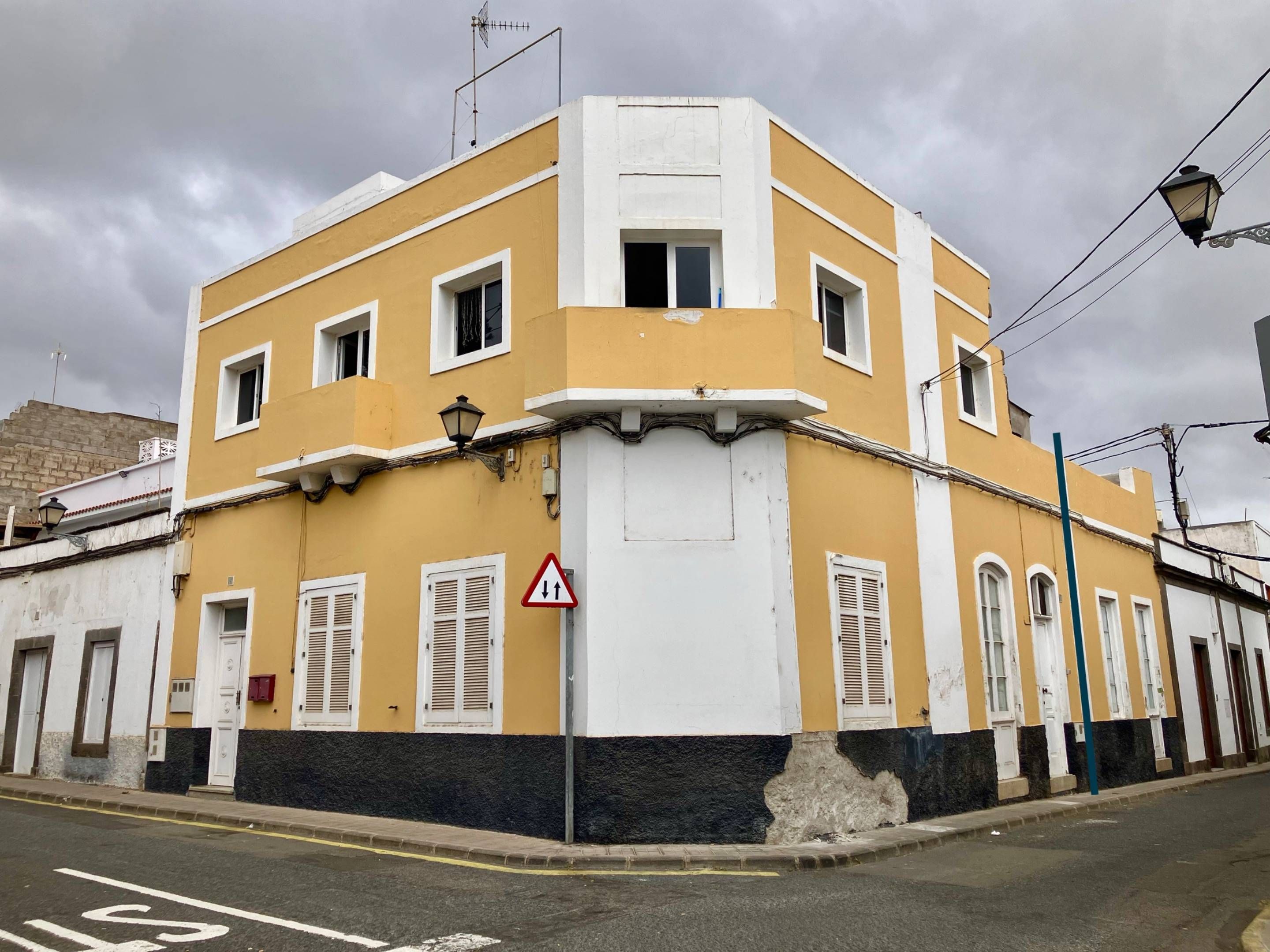 Vista exterior de Casa adosada en venda en Las Palmas de Gran Canaria amb Balcó