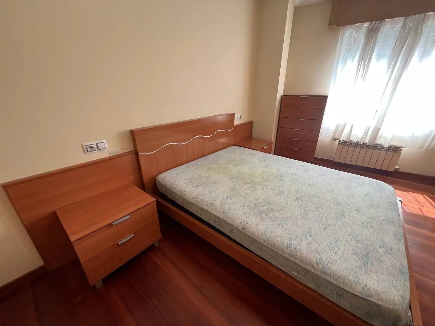 Habitación de Piso de alquiler en Santiago de Compostela  con Calefacción, Trastero y Amueblado