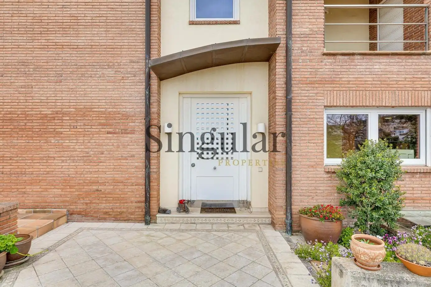 Vista exterior de Casa o xalet en venda en Esplugues de Llobregat amb Calefacció, Piscina i Jacuzzi
