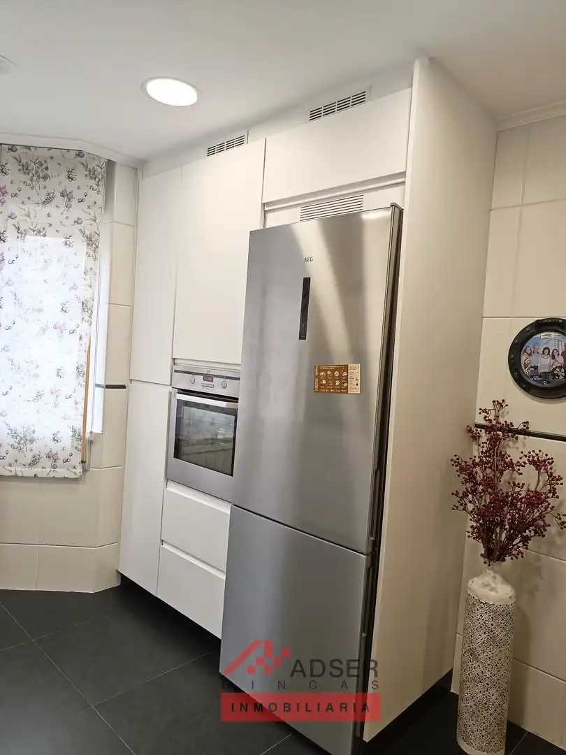 Cuina de Casa o xalet en venda en  Logroño amb Aire condicionat, Calefacció i Jardí privat