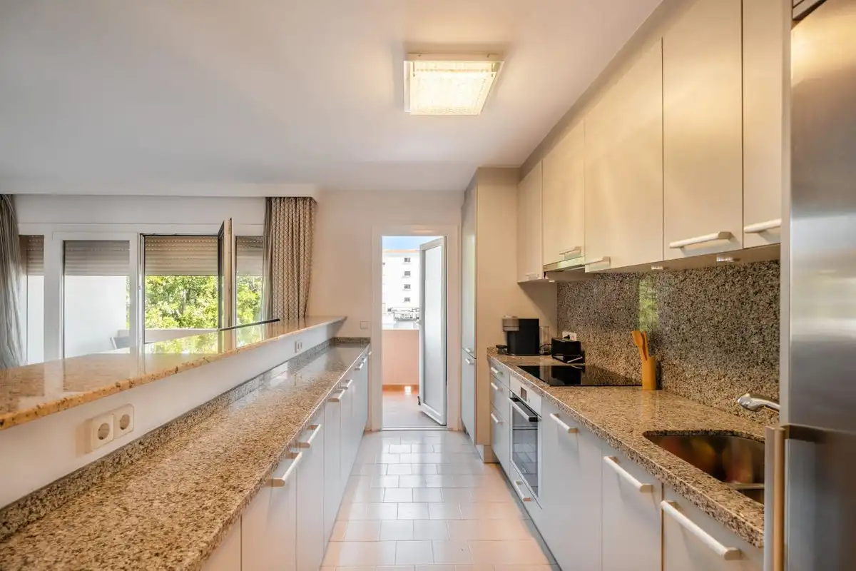 Cuina de Apartament en venda en Marbella amb Aire condicionat, Calefacció i Jardí privat