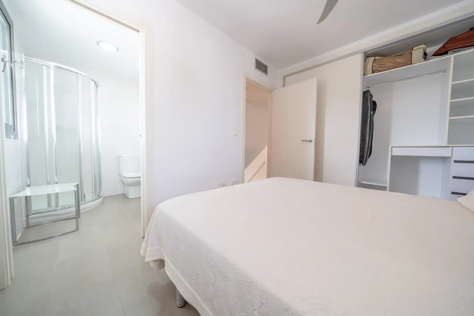 Schlafzimmer von Einfamilien-Reihenhaus zum Verkauf in Pilar de la Horadada mit Klimaanlage