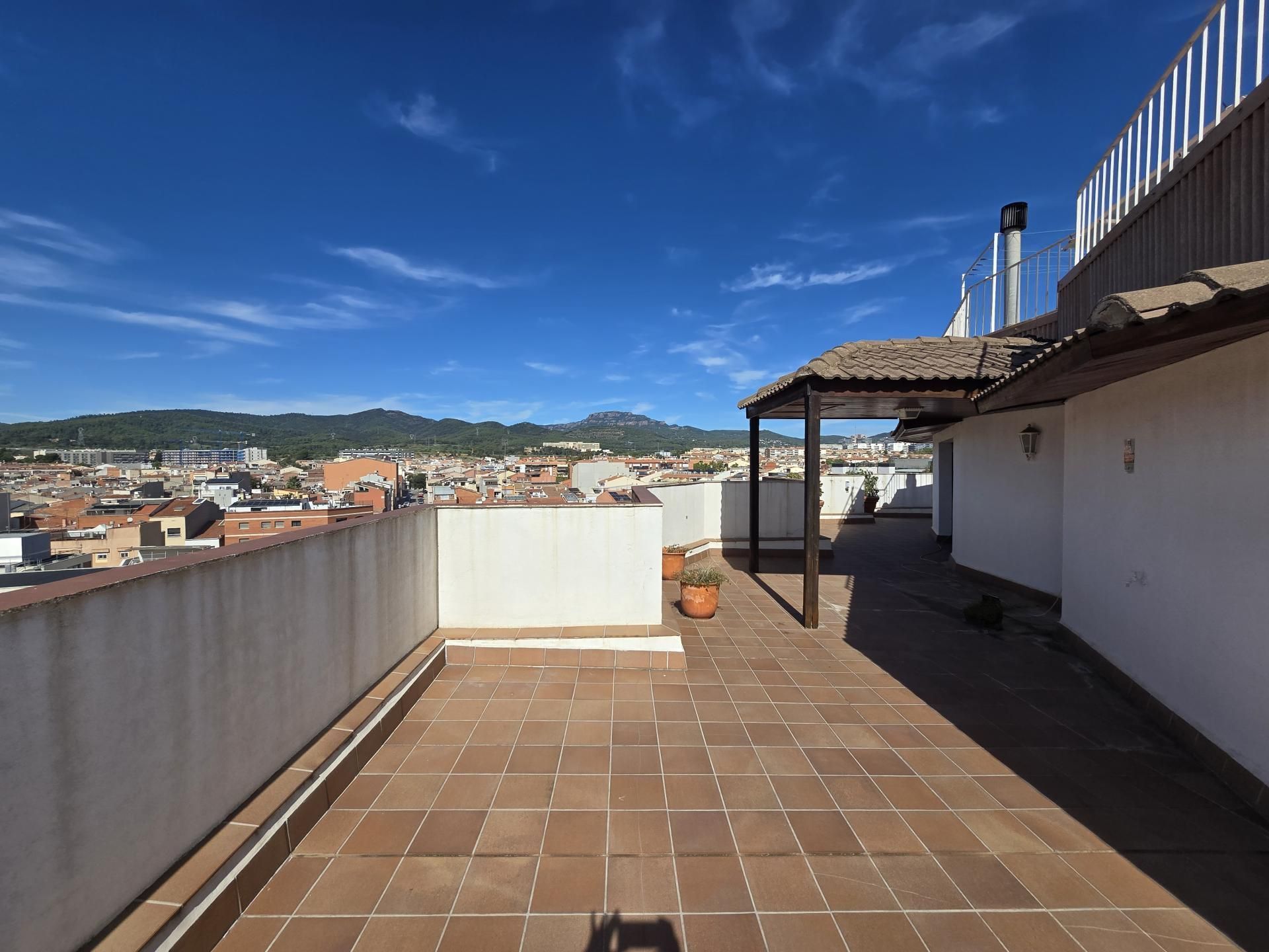 Vista exterior de Ático en venta en Terrassa con Calefacción y Terraza