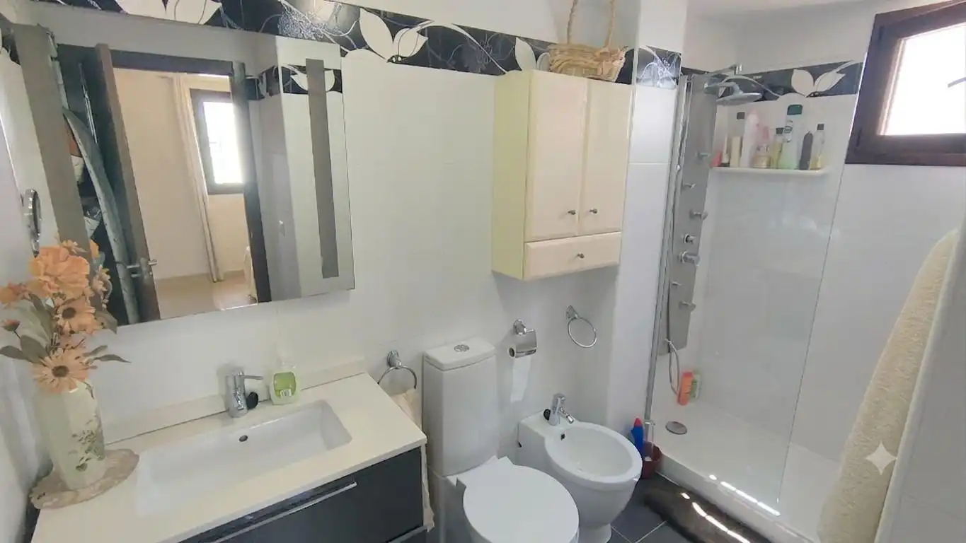 Badezimmer von Erdgeschoss zum Verkauf in Pulpí mit Klimaanlage, Terrasse und Möbliert