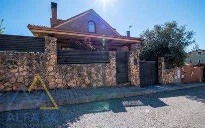 Vista exterior de Casa o xalet en venda en El Molar (Madrid) amb Jardí privat, Terrassa i Balcó