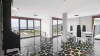 Sala d'estar de Casa o xalet en venda en Arteixo amb Calefacció, Jardí privat i Parquet