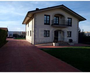 Exterior view of House or chalet for sale in Uruñuela  with Private garden and Balcony