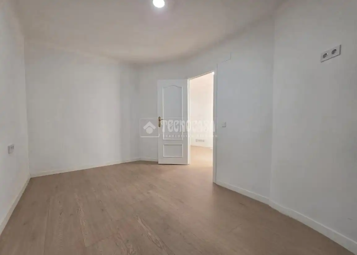Dormitori de Pis en venda en Santa Coloma de Gramenet amb Parquet i Terrassa