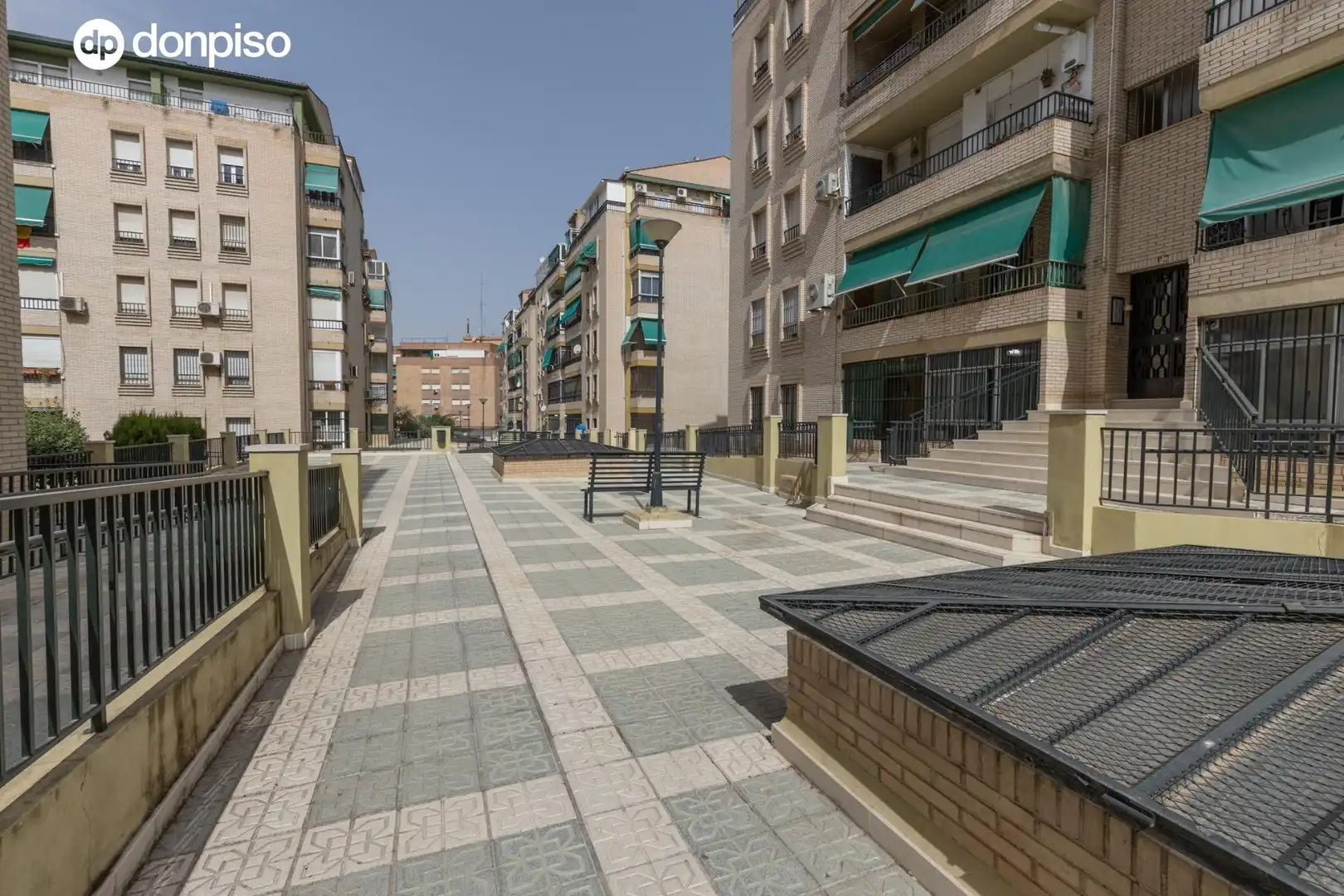 Vista exterior de Piso en venta en Granada con Aire acondicionado