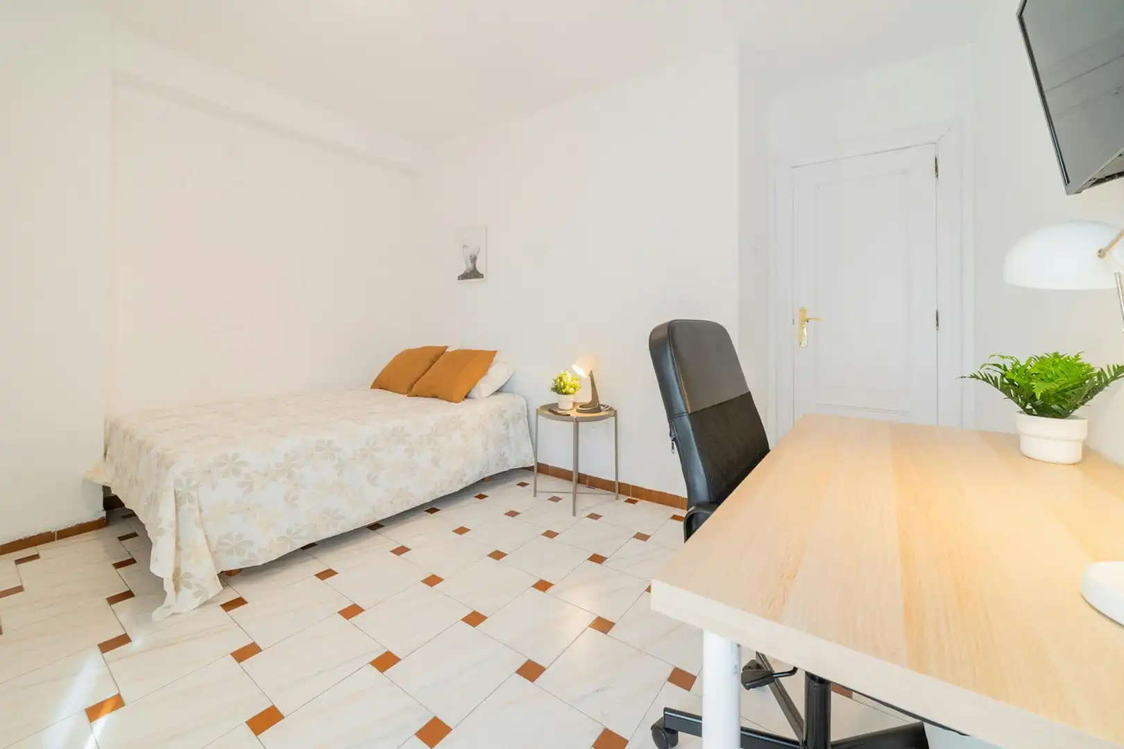 Bedroom of Flat for share in Valencia  with Furnished, Washing machine and TV