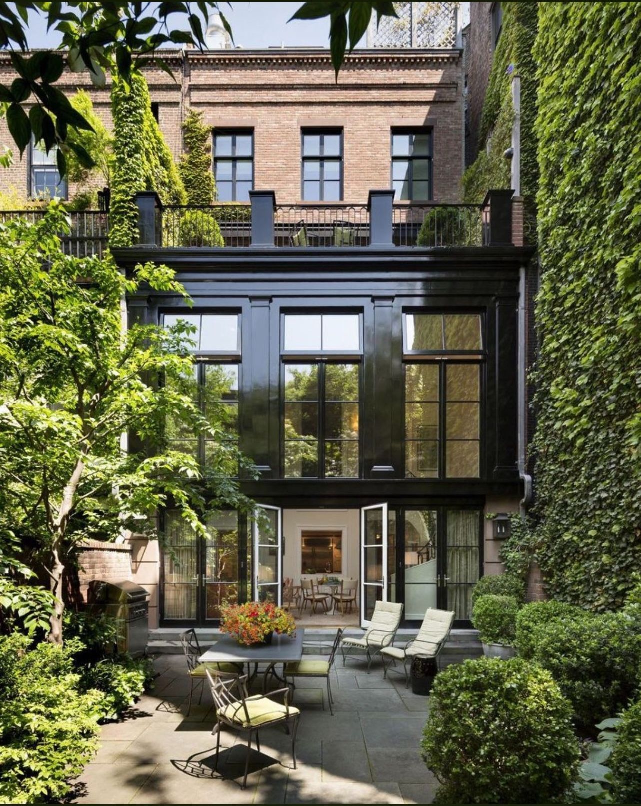 Exterior view of Single-family semi-detached for sale in  Madrid Capital