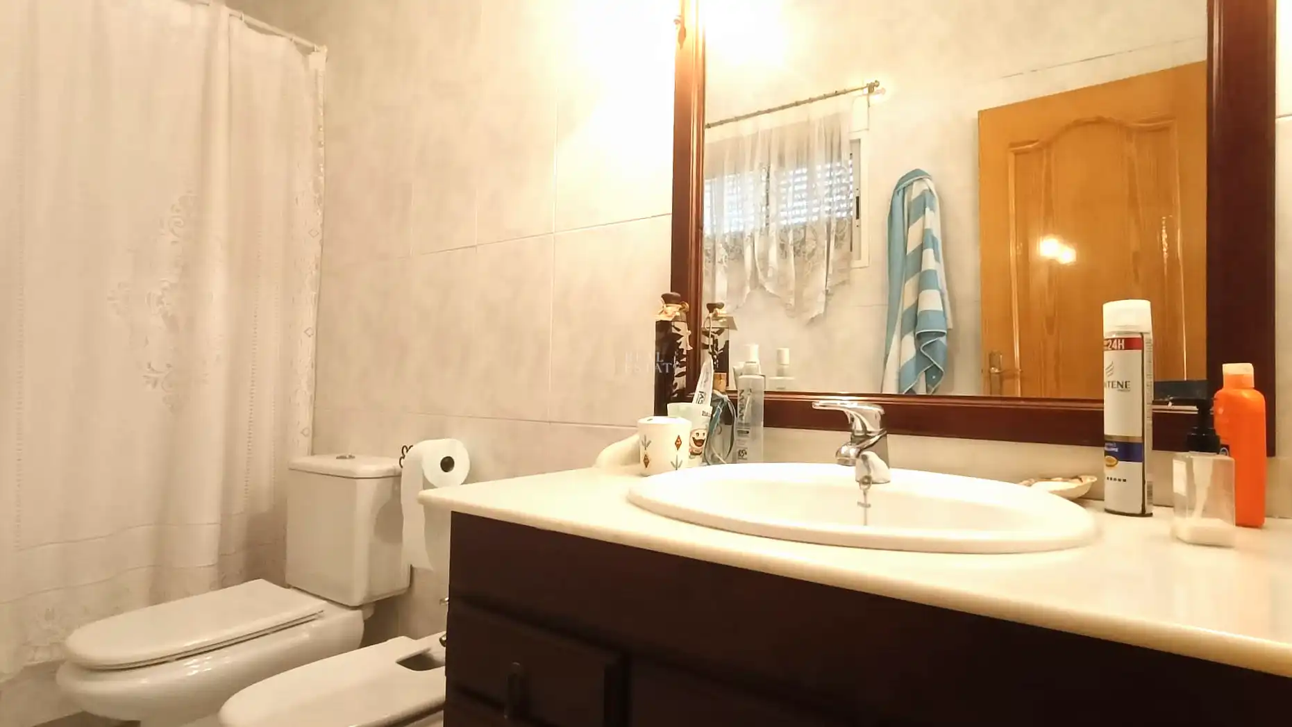 Badezimmer von Wohnung zum Verkauf in Elche / Elx mit Klimaanlage, Abstellraum und Schwimmbad