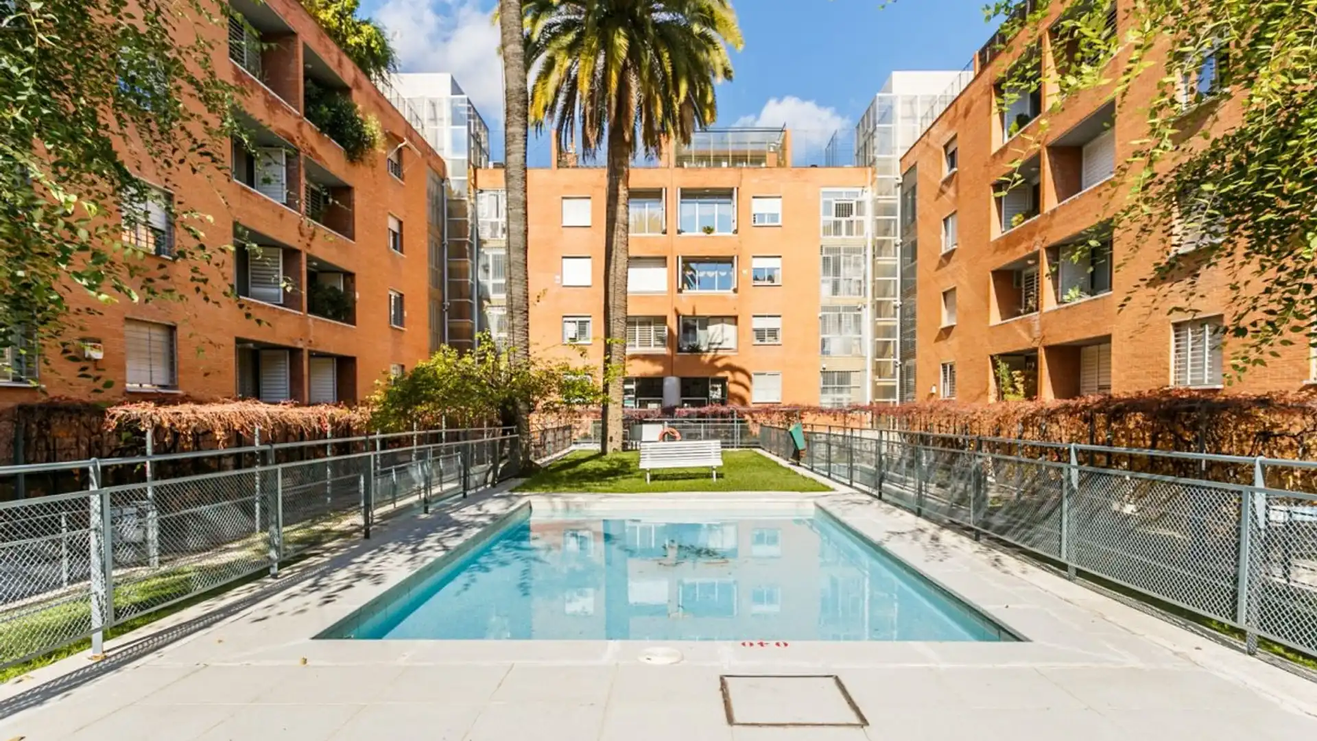 Piscina de Piso en venta en  Sevilla Capital con Aire acondicionado, Jardín privado y Parquet