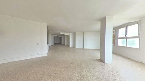 Compra o alquila este local comercial en la mejor zona de Cervera