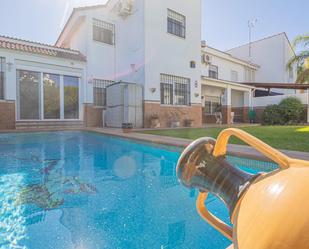 Piscina de Casa adosada de lloguer en Mairena del Aljarafe amb Aire condicionat, Terrassa i Piscina