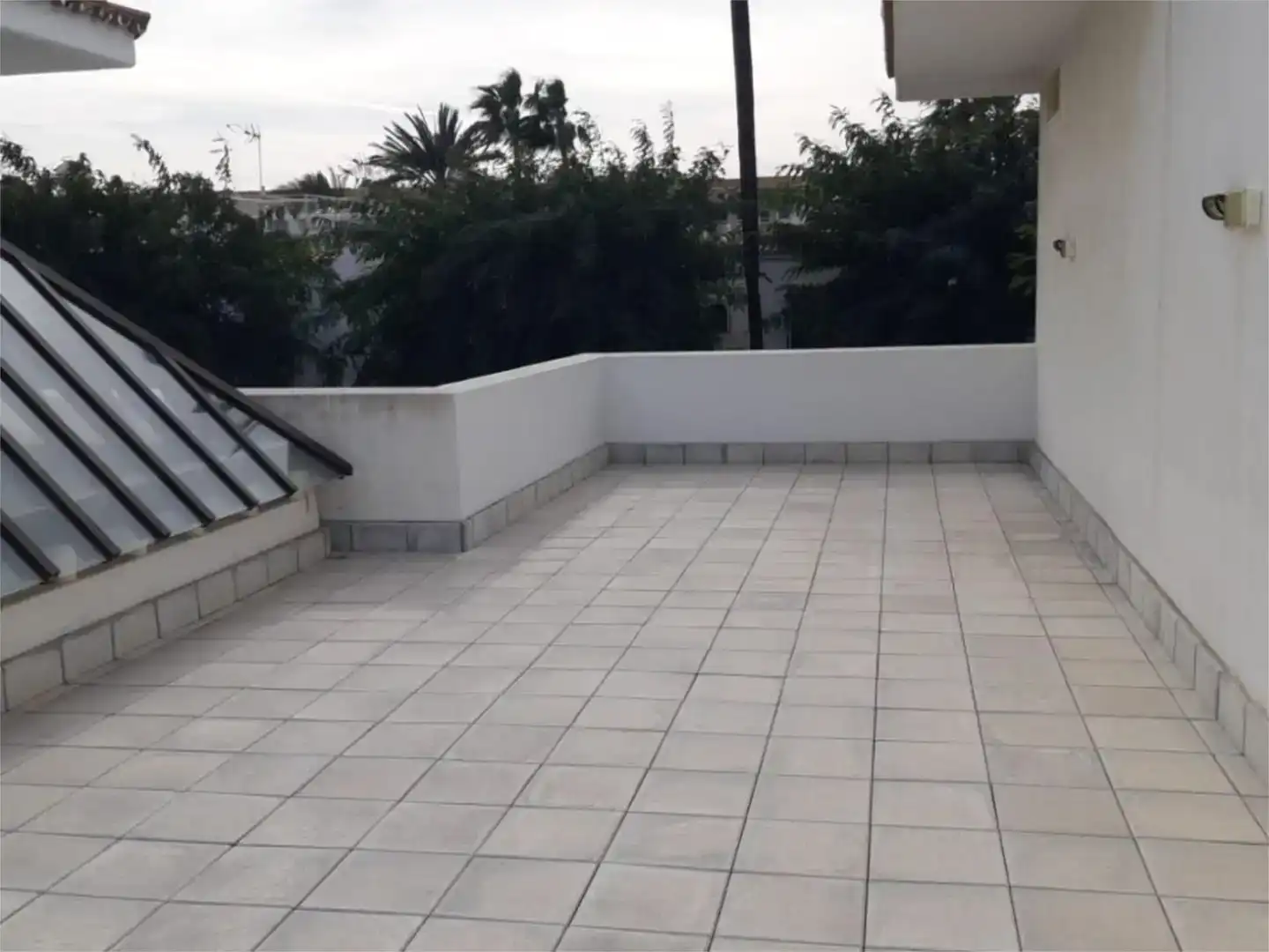 Terrasse von Fabrikhallen zur Miete in Casares