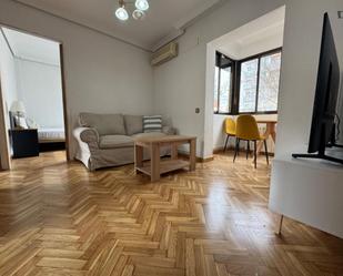 Sala d'estar de Casa o xalet de lloguer en  Madrid Capital amb Aire condicionat, Moblat i Forn