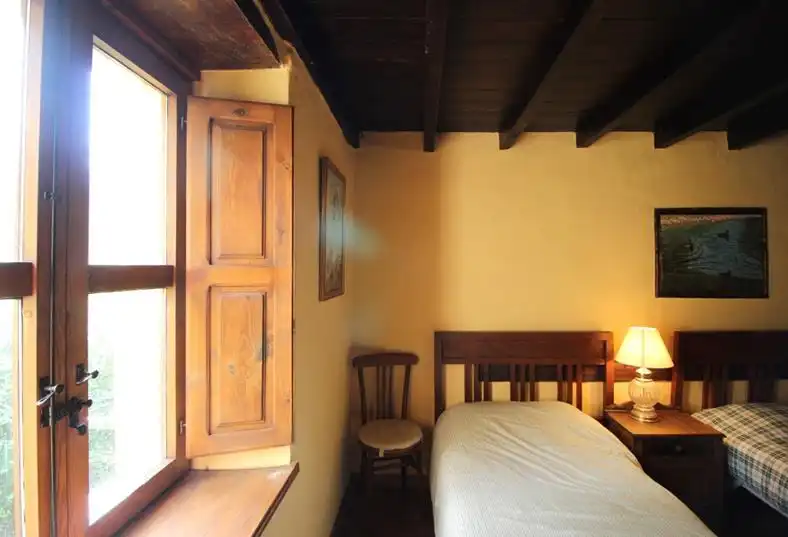 Schlafzimmer von Einfamilien-Reihenhaus zum Verkauf in Ponga mit Klimaanlage, Heizung und Möbliert