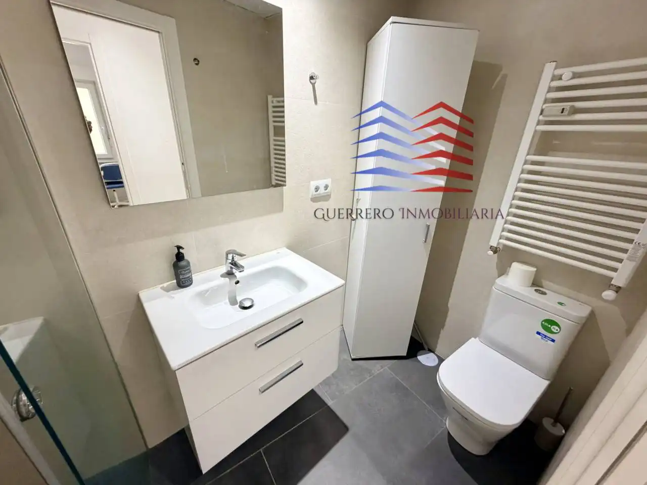 Baño de Apartamento de alquiler en Madrid con Aire acondicionado, Calefacción y Alarma