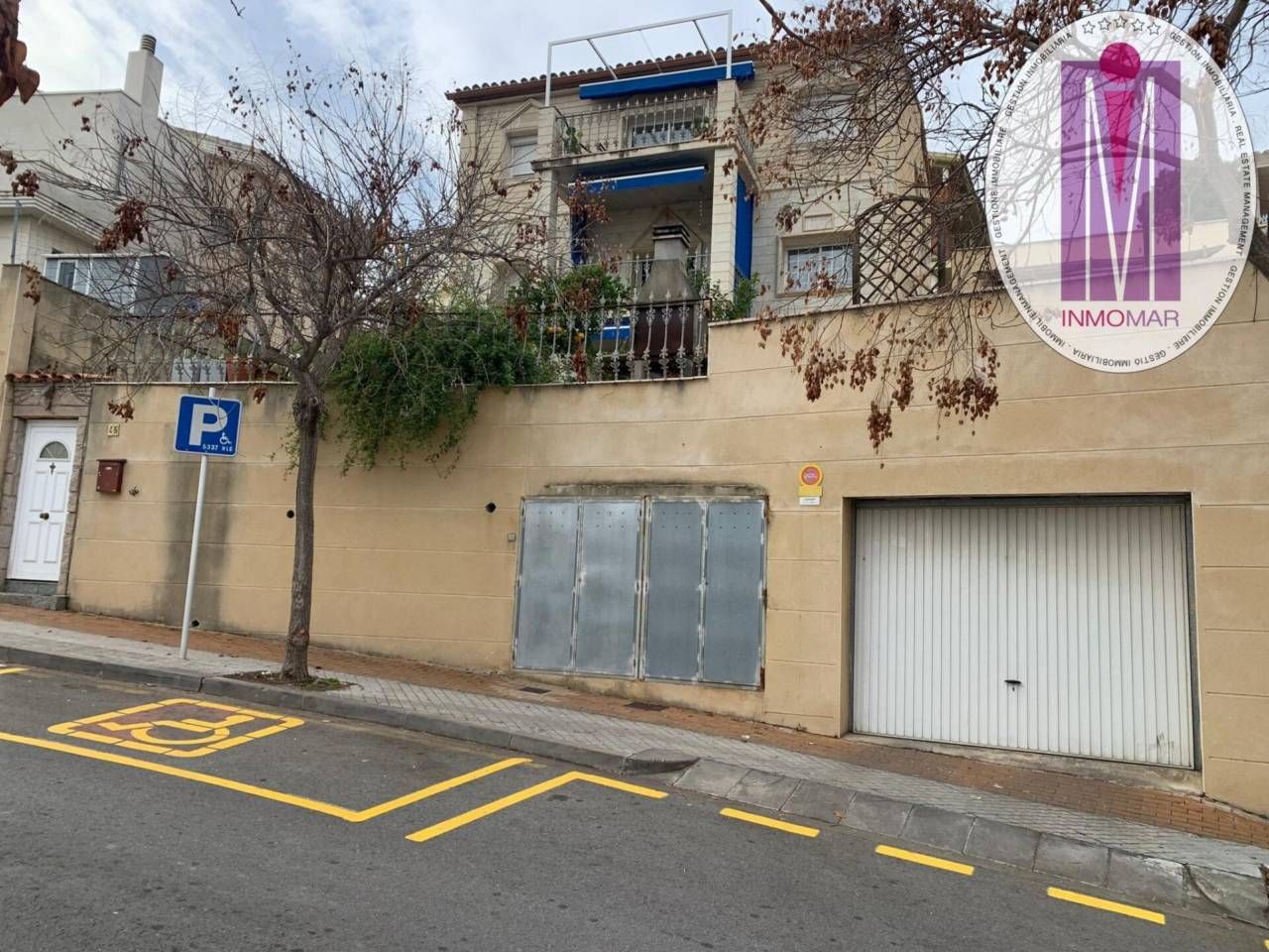 Vista exterior de Casa o xalet en venda en Castelldefels amb Aire condicionat, Jardí privat i Piscina