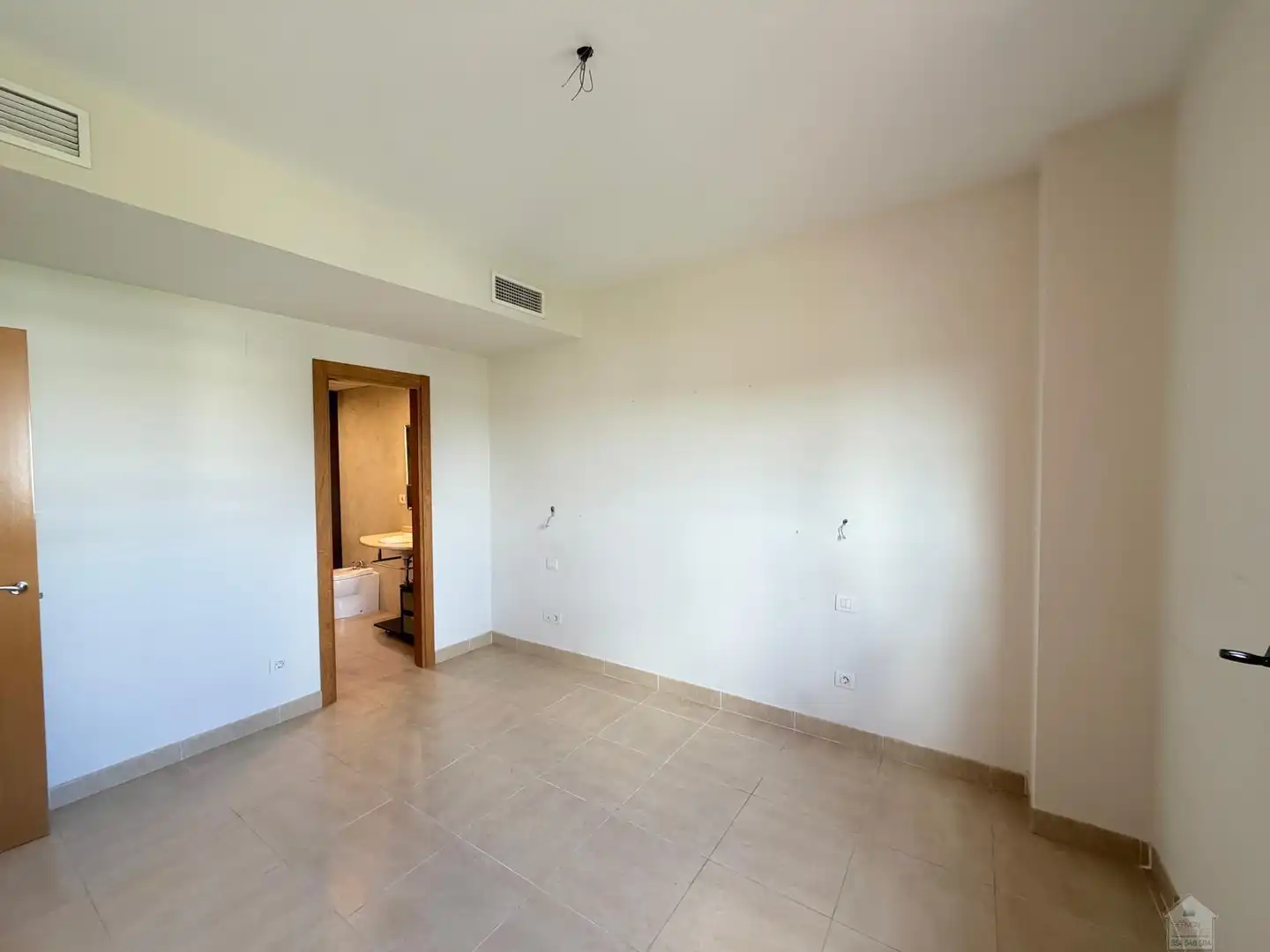 Flat for rent in Sevilla  with Air Conditioner, Storage room and Community pool