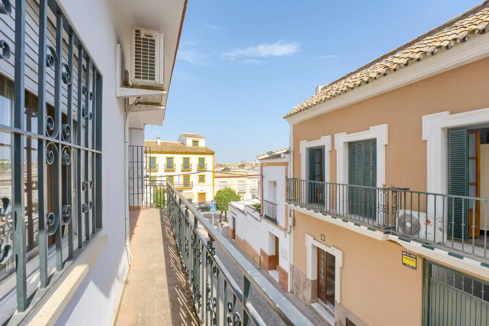 Vista exterior de Casa adosada en venta en Sanlúcar la Mayor con Aire acondicionado, Calefacción y Terraza