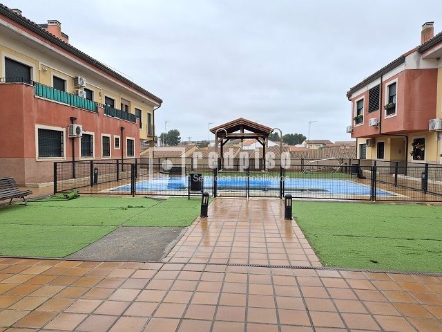 Vista exterior de Dúplex en venda en Esquivias amb Calefacció, Traster i Piscina