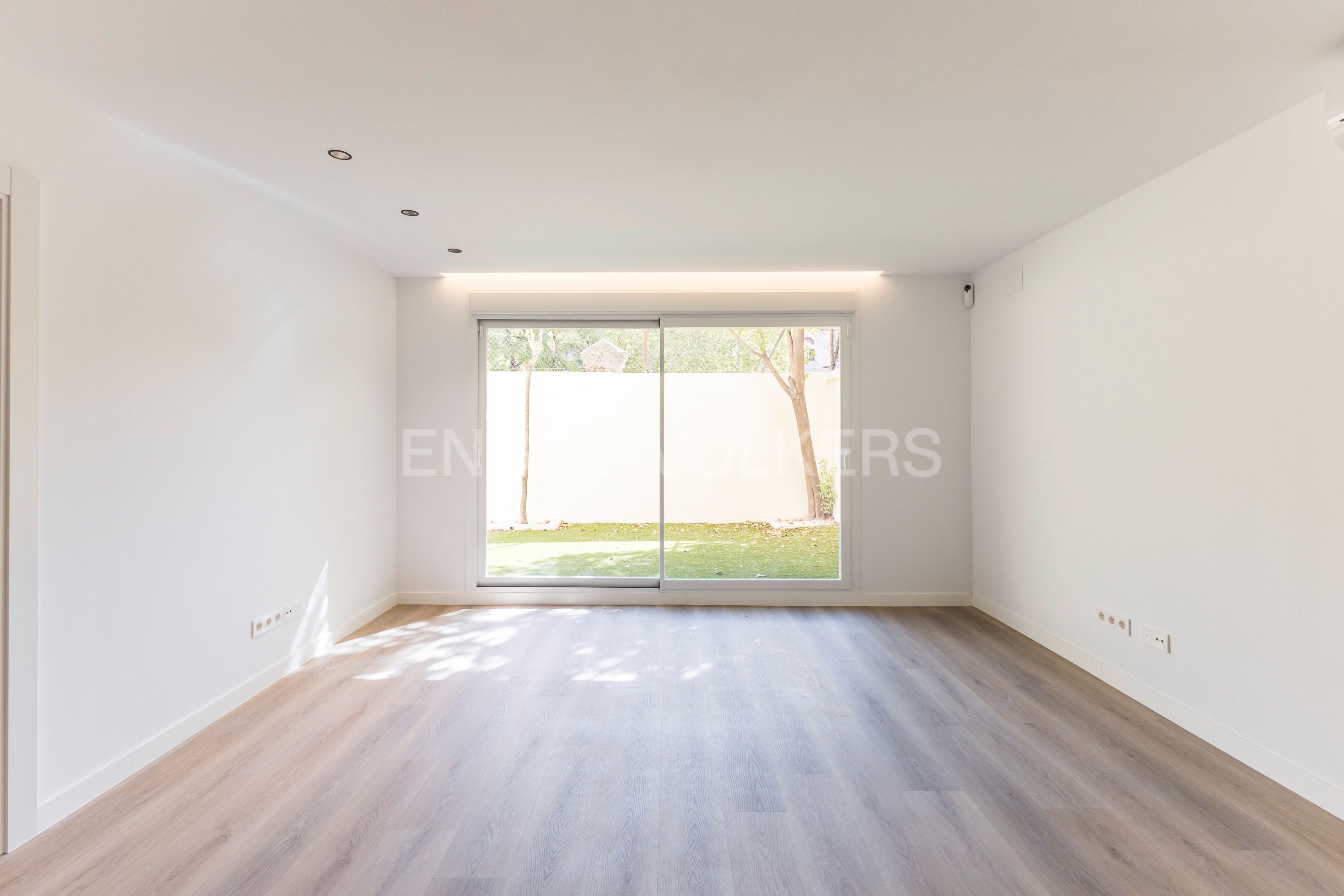 Apartment to rent in  Madrid Capital  with Air Conditioner, Heating and Private garden