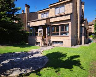 Vista exterior de Casa o xalet en venda en  Logroño amb Calefacció, Jardí privat i Parquet