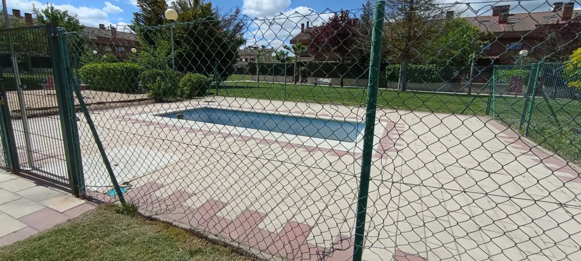 Piscina de Casa adosada en venda en Simancas amb Calefacció, Jardí privat i Parquet