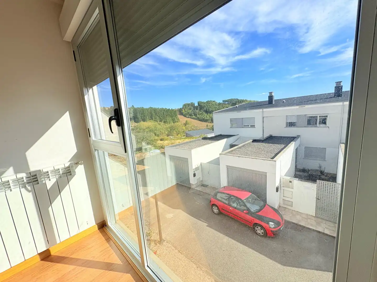 Vista exterior de Casa adosada en venda en Arganza amb Jardí privat