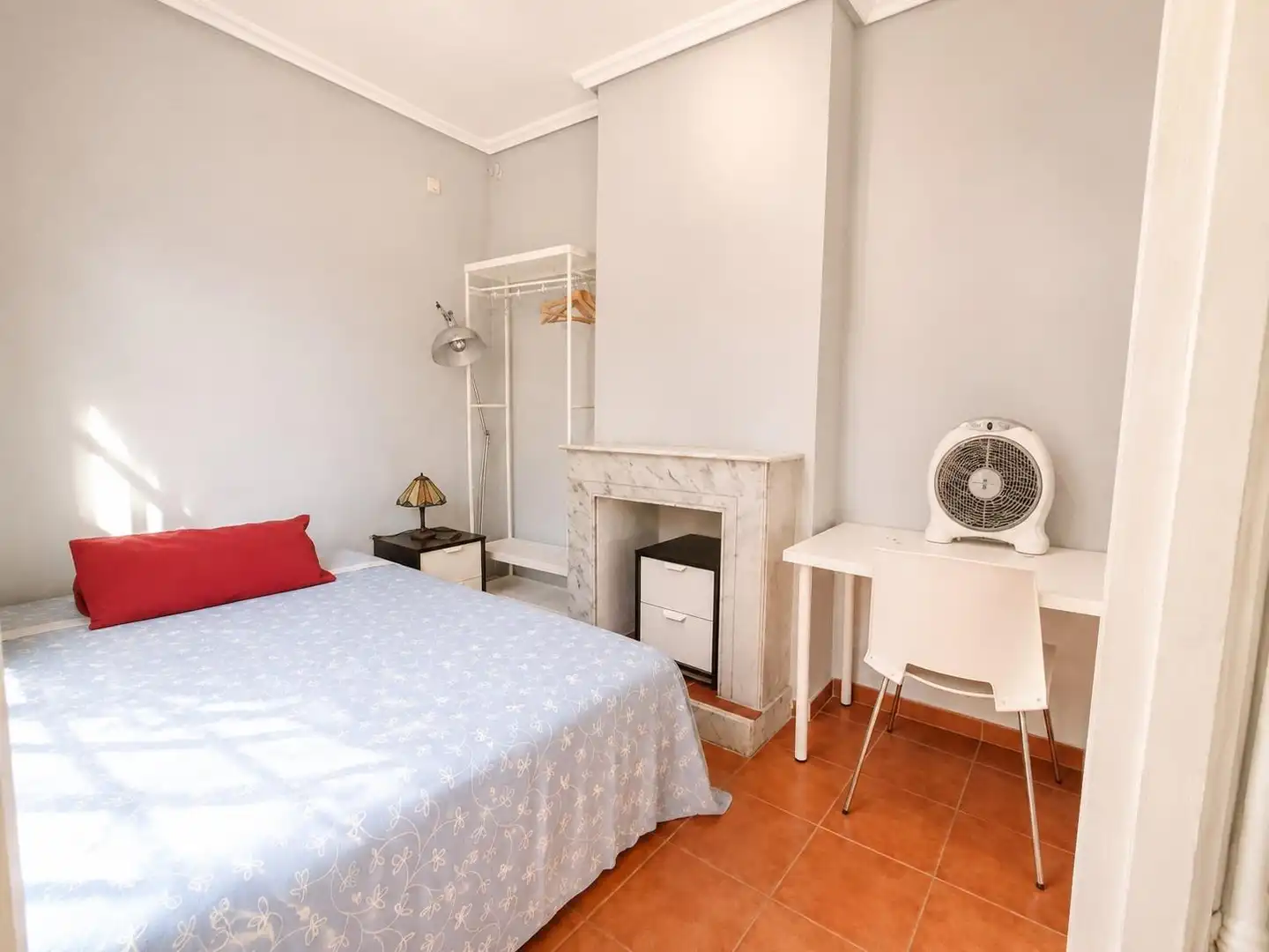 Schlafzimmer von Wohnung zur Miete in Madrid mit Heizung, Möbliert und Balkon