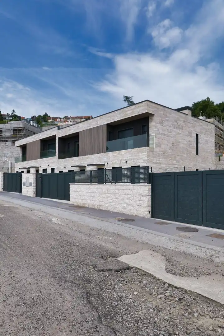 Vista exterior de Casa adosada en venda en Poio amb Jardí privat, Terrassa i Traster
