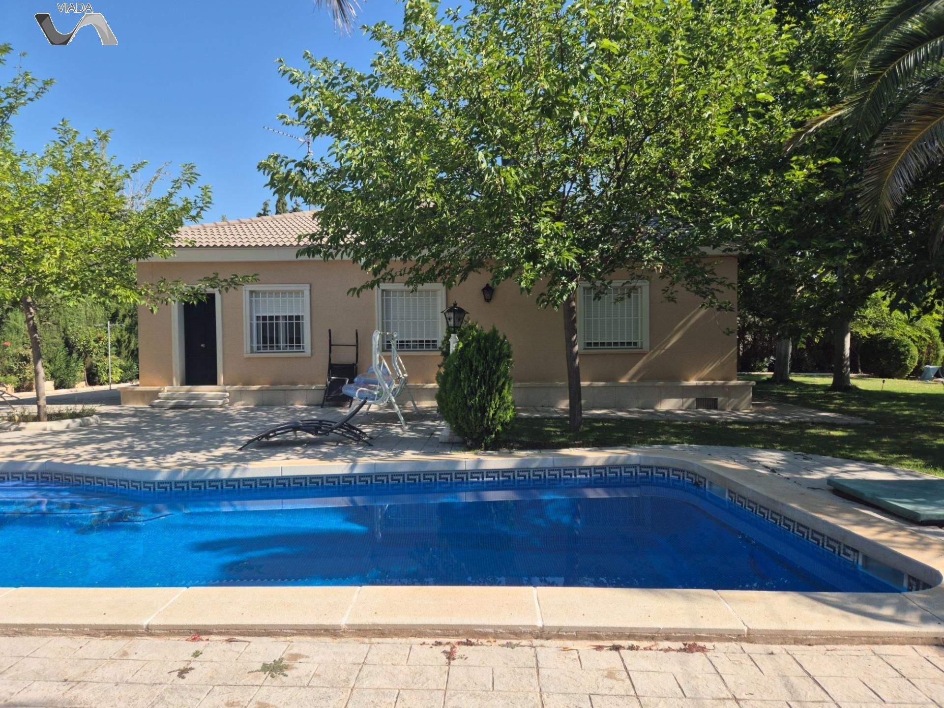 Vista exterior de Casa o xalet en venda en Almodóvar del Campo amb Aire condicionat, Jardí privat i Terrassa