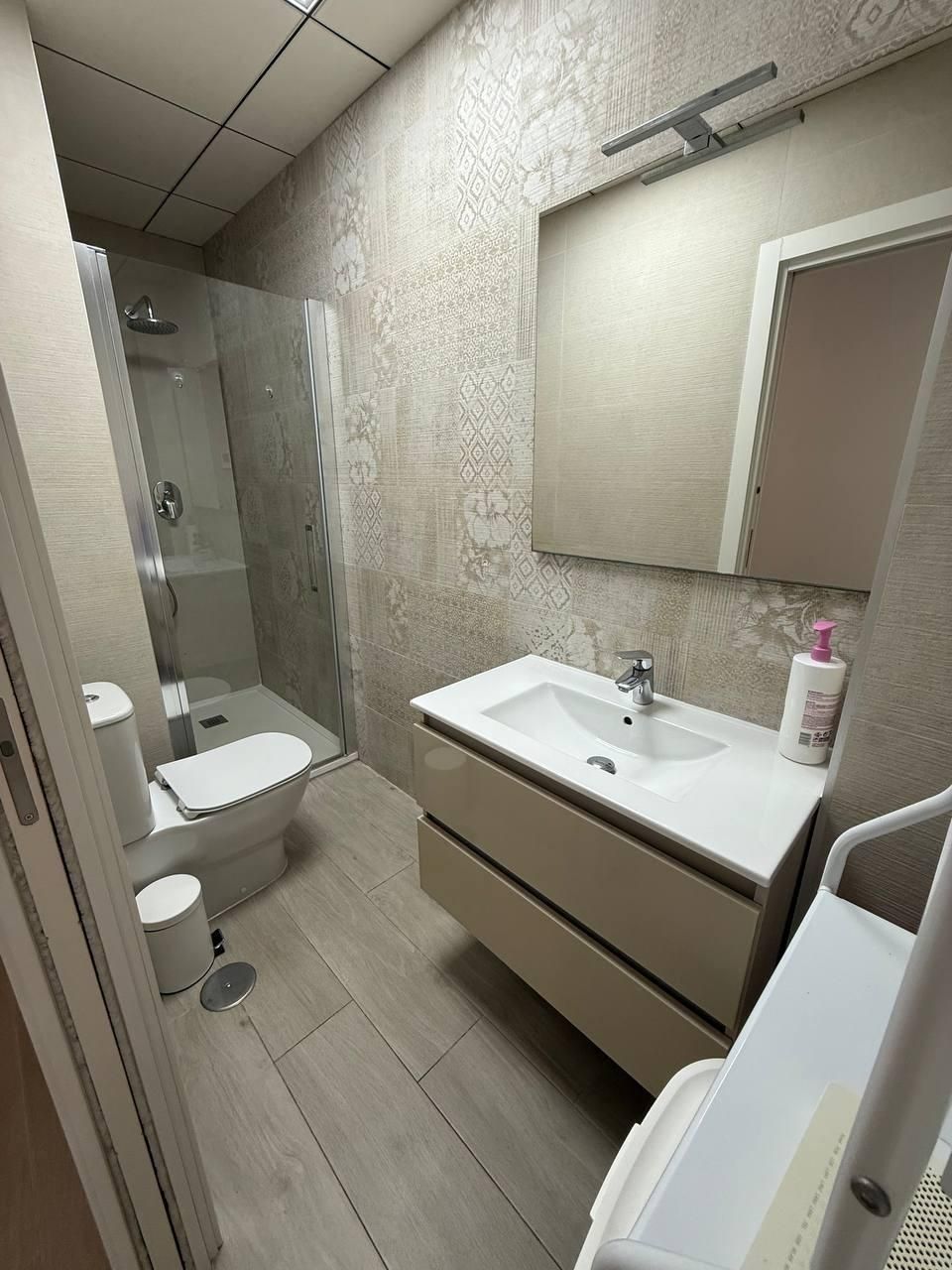 Bathroom of Apartment to rent in Torrevieja