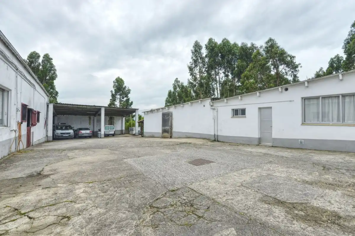 Vista exterior de Nave industrial en venta en Cambre 