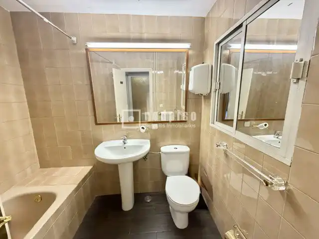 Bathroom of Flat for sale in Madrid  with Air Conditioner, Heating and Terrace