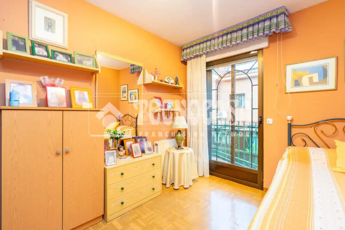 Habitación de Casa adosada en venta en Colmenar Viejo con Calefacción, Jardín privado y Terraza